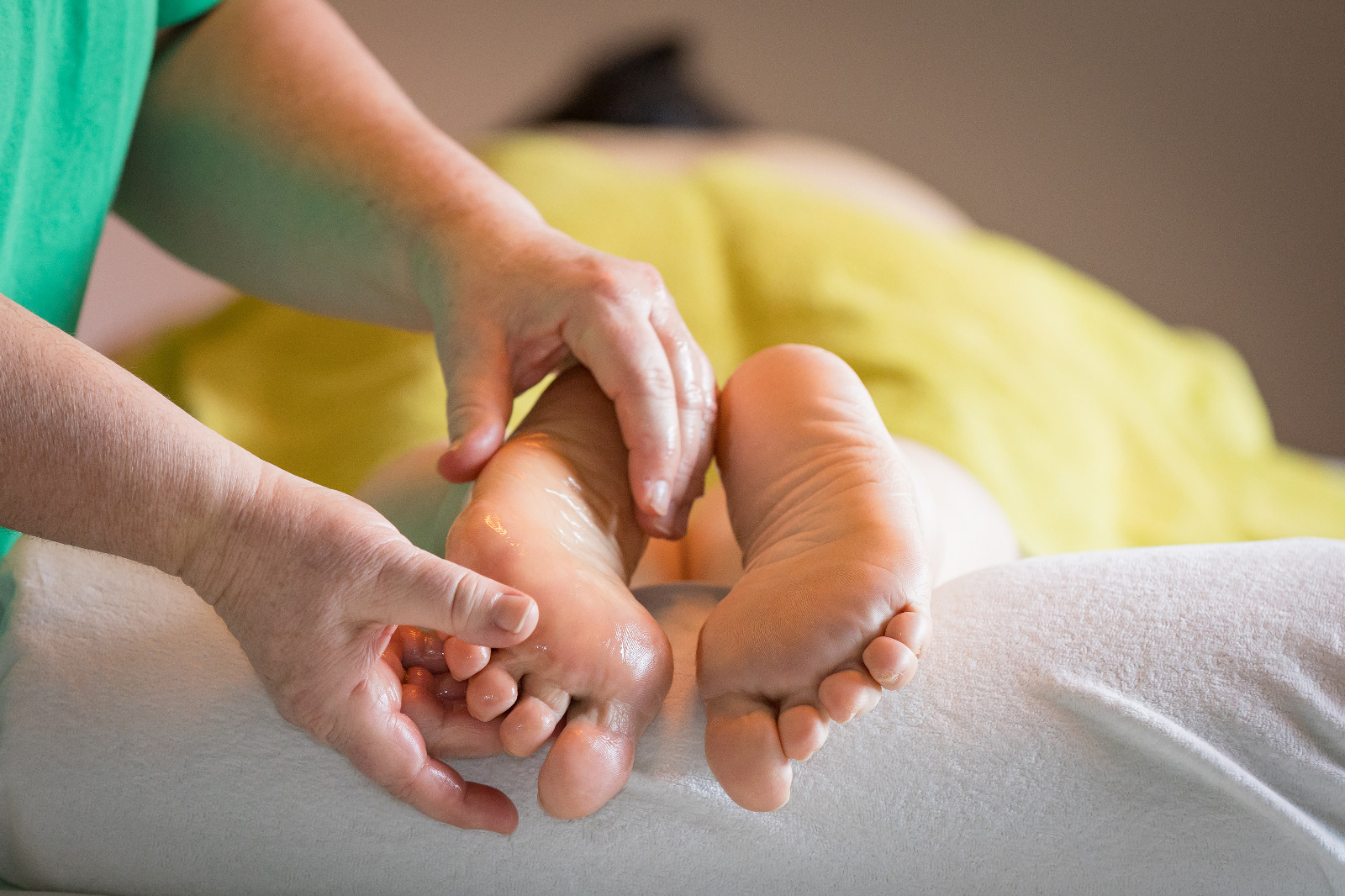 Fußmassage in ruhiger Wellness-Atmosphäre