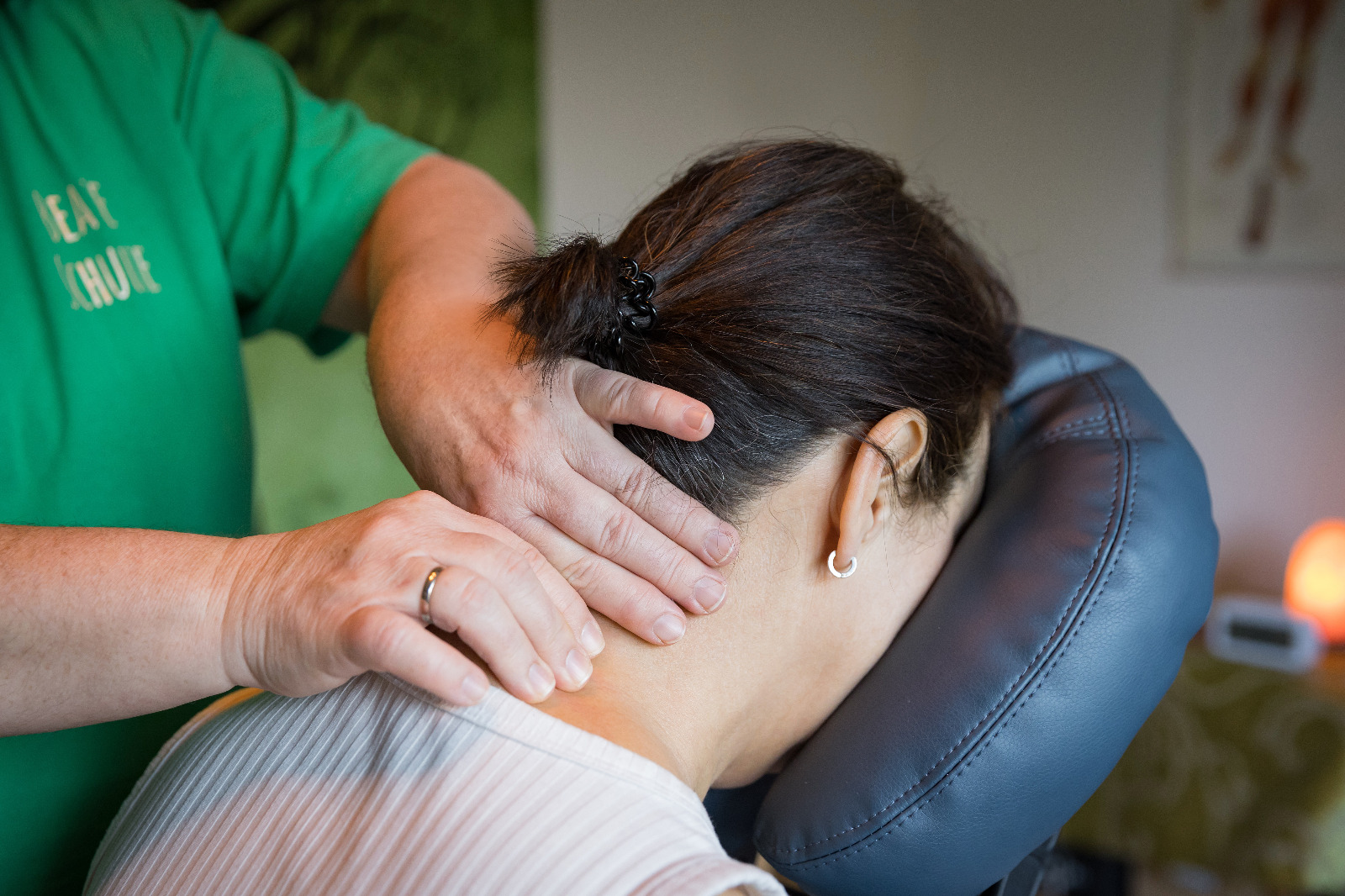 Ruhige Massagebehandlung in entspannter Atmosphäre